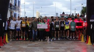 Carrera Contra el Cáncer de Albox La alcaldesa entregó un cheque de 2500 euros a la AECC