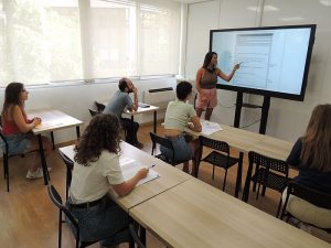Clase en una academia de inglés