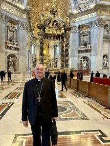 El obispo al finalizar la Misa Funeral. Regresa a la Diócesis mañana Vaticano