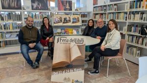 La alcaldesa y el concejal de cultura han presentado la II Feria del Libro junto a los libreros del municipio (1)