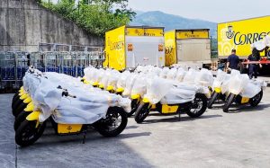 Motos electricas y camiones en Correos