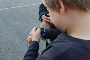 Policia niño haciendo llamadas desde una clase
