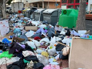 Roquetas de Mar huelga en la basura VOX