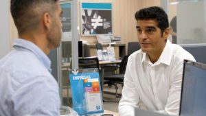 Atención al cliente en una oficina de Cajamar