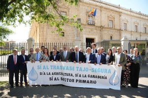FOTO A LAS PUERTAS DEL PARLAMENTO Ramón Fernández-Pacheco, en sesión plenaria y