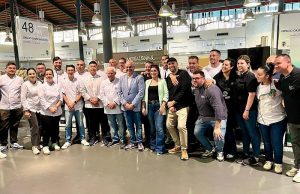 Foto de grupo de los cocineros participantes en el campeonato junto a los miembros del jurado y el presidente de ASHAL