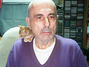 Guillermo Herrera con un gato encontrado en la crta del Palmerr