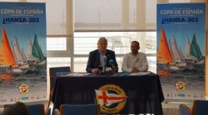 Mariano Sarmiento, presidente del Club de Mar de Almería, y de Diego Pérez, coordinador de la Escuela de Vela