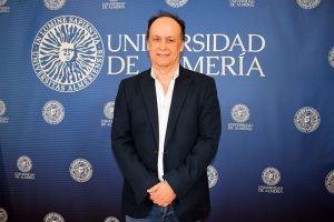 Rafael Quirosa-Cheyrouze Muñoz, catedrático de Historia de la UAL y director del curso de verano ‘El protagonismo de la ciudadanía. Los movimientos vecinales en los municipios del Levante almeriense’.
