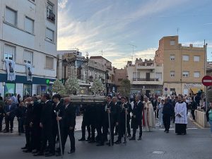 Virgen del Saliente procesiona La Procesión de Alabanzas ha recorrido las principales calles del pueblo