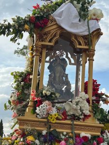 Virgen del Saliente visita su puebloLa Virgen ha recibido numerosas flores a lo largo del camino