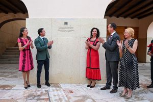 ALCALDESA DESCUBRE PLACA PLAZA VIEJA