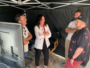 Alcaldesa junto al director Lee Cronin La Momia