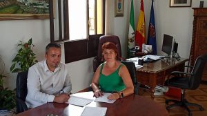 Antonia Urrutia recupera el bar-restaurante de la Piscina Municipal de Canjáyar Firma adjudicación