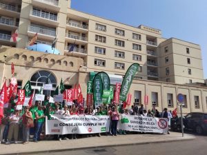 Concentracion Bola Azul Almería CCOO UGT