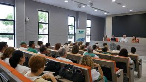 El Presidente de Verdiblanca, con sus jefes de equipo, en el edificio de Económicas de la UAL junto a su plantilla