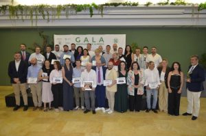 Foto de los premiados en la Gala de ASHAL junto a autoridades (1)