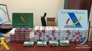 Guardia Civil Intervenidos en el puerto de Almería 200.000 euros en efectivo y 890 cajetillas de tabaco 1