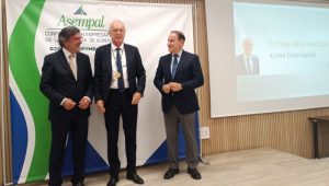 José Cano recibe Medalla de oro de Asempal. Con Presidentes Asempal y CEA