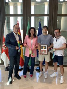 La alcaldesa felicita al patinador Javier Abad