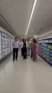 Recorrido de la alcaldesa de Albox, María del Mar Alfonso junto a la Jefa de Zona de Consum