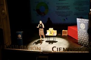 Imagen de archivo de una doctorando explicando en 3 minutos el contenido de su investigación en el concurso ‘Tesis en 3 minutos’.