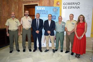 De izquierda a derecha, José Manuel Lupiani, subdelegado de Defensa en Almería y codirector del curso; Juan Manuel Salom Herrera, general de Brigada del Ejército de Tierra y secretario general del Mando de Personal Ejército de Tierra del Ministerio de Defensa; Juan Ramón Fernández Imbernón, secretario general de la Subdelegación del Gobierno; José J. Céspedes Lorente, rector de la Universidad de Almería; José Agustín Carreras, general jefe de la Brigada de la Legión; Marcos Llago Navarro, director del Instituto de Historia y Cultura Militar del Ejército de Tierra del Ministerio de Defensa, y Pilar Casado Belmonte, directora del curso.