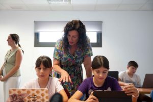 Campamento Digital instalado durante todo el mes de julio en el Centro de la Mujer de Cortijo Grande Ayto-11