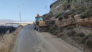 El Ayuntamiento de Adra acomete trabajos de arreglo y nivelado de... (1)