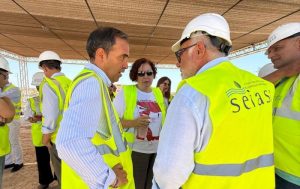 El alcalde de Antas, Pedro Ridao, comenta detalles de la obra con la secretaria de Estado y el presidente de SEIASA.