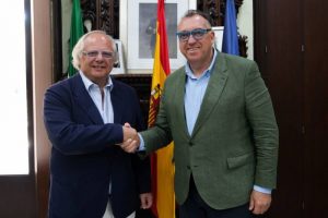 El consejero de Turismo y Andalucía Exterior de la Junta de Andalucía, Arturo Bernal, y el presidente del Instituto para la Calidad Turística Española y la Sostenibilidad (ICTES), Miguel Mirones