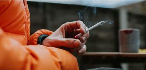 Fumando un cigarrillo