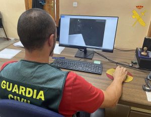 Guardia Civil Detenido un menor de edad que realizaba tocamientos a mujeres en la zona del puerto de Roquetas de Mar