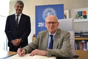 2 AGOSTO 31 2025 FIRMA LIBRO HONOR DE REINER WEISS
