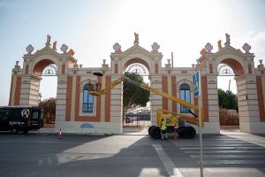 Alcaldesa supervisa montaje Feria