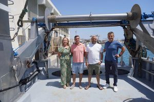 Carboneras Foto con barco que lleva a la Virgen