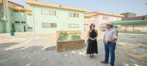 El Alcalde de Vicar Supervisa Las Obras De Pintado De La Fachada Del CEIP Virgen De La Paz