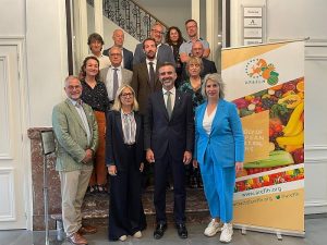 El consejero Ramon  junto a miembros de la AREFLH