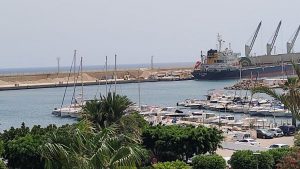 Garrucha puerto con montón de yeso para cargar barcos