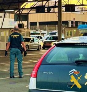 Guardia Civil del Puerto de Almería decomisa 500 cajetillas de tabaco