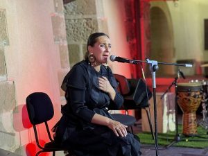 LA CANTAORA MARI ÁNGELES FERNÁNDEZ LLENA EL CASTILLO DE GUARDIAS VIEJAS CON LA FUERZA DE SU VOZ
