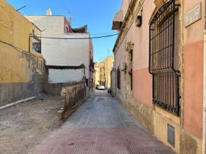 PSOE en el Ayuntamiento de Almería, Fátima Herrera, sobre la situación del Barrio Alto calle espino