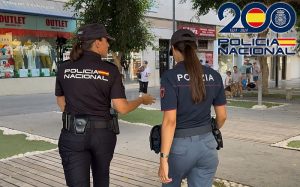 Policías nacionales patrullan las calles de Almeria