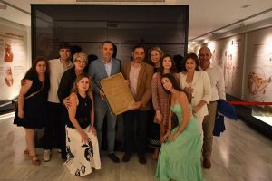 Alcalde y concejal de patrimonio Histórico sostienen el libro donado por don Gabriel rodeado por los herederos de quien fuera el primer cronista oficial de Antas.