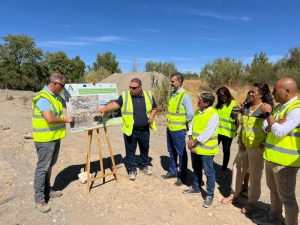 Almanzora El consejero de Agricultura en la visita de las obras del cauce