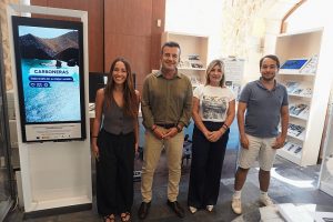 Carboneras Alcalde y concejala con técnicos en Oficina de Turismo