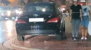 Coche aparcado en acera de la Av Cabo de Gata en Almeria