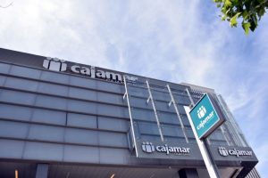 Detalle de fachada de edificio de Cajamar