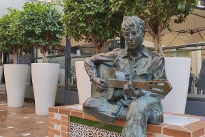 Estatua John Lennon Plaza Flores