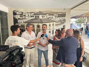 Fernández-Pacheco en la atención a medios en Adra
